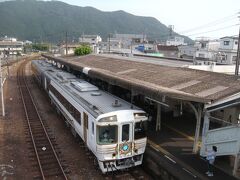 暑いのでホーム跨線橋に避難