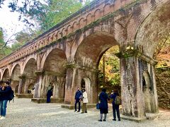 その後向かったのは永観堂から徒歩5分の場所にある南禅寺。

特に紅葉の名所というわけではありませんが、写真の水路閣が見たくて行ってきました。