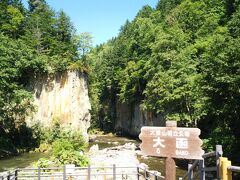 層雲峡エリアの観光スポットの一つ、大函へ。
石狩川によって浸食されたことにより作り出された高さ２００メートル前後の柱状節理の断崖は見事です。駐車場もトイレもありますが、立ち寄る観光客も少ないようで、静かな自然の雰囲気を楽しめました。
