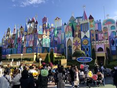 千葉県・舞浜『東京ディズニーランド』ファンタジーランド

アトラクション【イッツ・ア・スモールワールド】の外観の写真。

世界中の子供たちが各国の民族衣装で歌う「小さな世界」。
そのハーモニーを聞きながら、ボートはヨーロッパからアジア、
アフリカ、中南米、南太平洋の島々へと世界一周の幸福な旅へ。