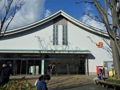 三島駅南口。
三島大社や楽寿園などの観光スポットへはこちら側から。ってか、観光客向けのお店やホテルもこちらに在ります。
駅舎の屋根の緩やかな曲線は富士山と三嶋大社の社をイメージしているのだそうです