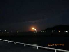 暗いから往復の写真は無し。１６夜月が輝いています。