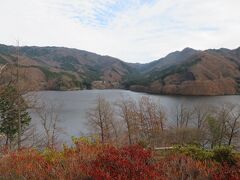 紅葉終わりの草木湖
小学生が社会科見学にきてました
