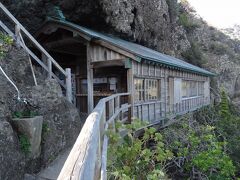 断崖絶壁にへばりつくように建っているのは、石室神社です。
こちらは、海上守護の神様を祀っています。