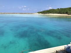 鳩間島に到着…眼下の海を見て船内にどよめきが起こる。さすが鳩間ブルー、その光景は身震いするほど。