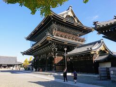 京都三大門の一つ、御影堂門もすごい。
ここから外に出ます。