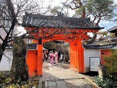 京都・清水寺エリア『八坂庚申堂（やさかこうしんどう）』の写真。

大黒山延命院金剛寺庚申堂と称し、日本三庚申の一つで本尊に
青面金剛童子が安置されている。

もとは秦氏の守り本尊であったが、そののち一般の人々にも
お参りができるようにと、この地に堂を建てて祀ったのが
当寺の始まりと伝えられている。

庚申信仰とは、中国の道教の説によると、人間の体内には
三尸（さんし）虫がいて、庚申（かのえさる）の夜に眠っている間に
この三尸が体内から抜け出て天に上り、天帝のその人の罪過を告げ、
命を奪うとされたことから、寝ずに戒慎して諸善をおこなうものと
伝えられ、この徹夜が守庚申と呼ばれている。

日本に伝わった奈良時代末頃から宮廷中心に行われ、
やがて室町時代になると僧侶により「庚申縁起」が作られ
仏教的になり、さらに江戸時代には神道でも独自の庚申信仰が説かれ、
全国的に盛んになったといわれている。

後生、申より猿を神使とする山王権現、また庚申塚より道祖神の
信仰となり、仏教では青面金剛の信仰、神道では猿田彦大神を
本尊とする場合が多くなった。

日本での庚申信仰は、三尸説と日本の伝統的な信仰や習俗との
習合されたものと広く言われているところで、庚申信仰が隆盛になると、
青面金剛童子のお使いとして見猿、言猿、聞猿とともに
庚申さんと呼ばれるようになった。

この庚申堂では毎年6日・7日の新春祈祷会と初庚申会には
コンニャク焚きが行われる。