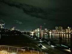 さて新潟市です。
私は佐渡からカーフェリーでやってきました。
日が暮れた１８時頃、新潟港に着岸しました。

ここから繁華街である古町まで２キロほどなので歩きます。