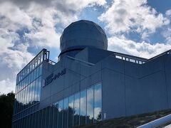 道の駅富士吉田の隣にある富士山レーダードーム館は、富士山山頂にあった台風観測の拠点のレーダードームを復元した体験型学習施設。
NHKの「プロジェクトX～挑戦者たち～」の第1回放送「巨大台風から日本を守れ 富士山頂・男たちは命をかけた」を見て感動した記憶がありますが、富士山頂の環境体験コーナーもあって実際に気温-5℃、風速13mの世界を体験できて子供連れのファミリーにはお勧めの施設です。