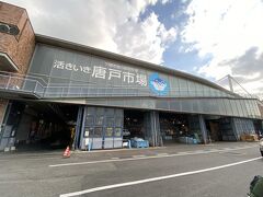 徒歩で5分ほどで唐戸市場に到着。
下関と言ったら唐戸市場、唐戸市場と言ったらフグと言う下関に来たらここに来なくてはのスポットです。
早速中へ。