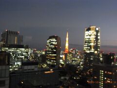 【ホテル選択】
東京ベイよりANAの方がいいというクチコミを見て、では次はANAインターコンチネンタル東京に決めて日程調整です。やっぱり平日の方がすいていて良いのかもといことになり。平日だとクラブルームの各タイプの部屋は空いているのですが、仕事の都合で東京ベイから2週間後になりました。ホテルHPではクラブラウンジが11月10日から再開とあるも、この状況下ではまた東京も自粛でクラブラウンジが閉鎖してしまうのではと心配しながら、宿泊4日前の11月28日IHGのHPから予約。こちらのホテルは景色で選ぶ部屋ではなかったので、とりあえずクラブインターコンチネンタルのジュニアスイートやコーナースイートで一番良い「風」65㎡で予約しました。ホテルHPの写真を見ると、独立したリビングのように見えたので、主人が寝た後にも私がPCを使用するに便利だと思ったからです。写真は部屋から見える東京タワーの夜景です。
69,100円（サービス料、税金込）
▲24,185円（GOTOトラベル35％割引）
差し引き支払いは、44,915円です。
チェックイン時に地域共通クーポンを10,000円いただいたので、実質34,950円になりました。ケチな妻のコスパ計算では、一人1泊約17,500円でアフタヌーンティ2回、カクテルタイム、朝食をいただくことになります（都内在住なので宿泊代はコストに考えていません）。