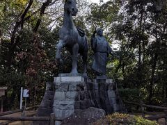 こちらは山内一豊の妻の像