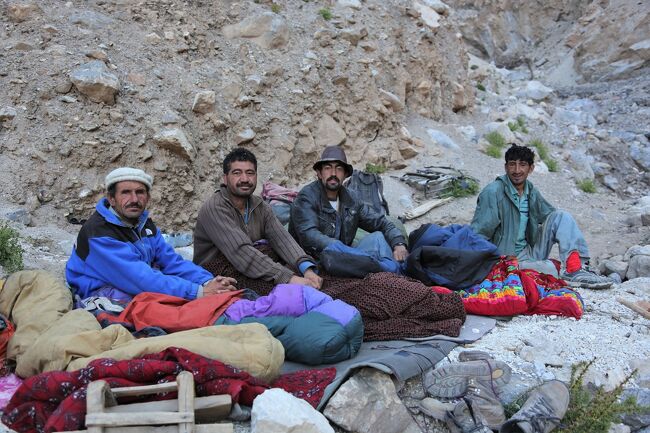 現地スタッフもお目覚め。<br />我々は年寄りばかりだから、朝は「迷惑」なくらい早い。