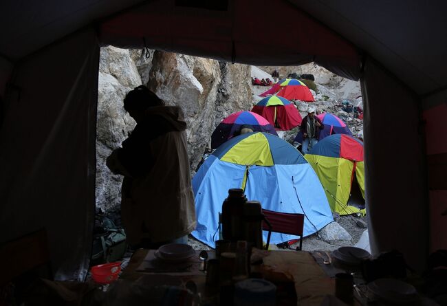 各人が勝手に移動して、いざこざが起こらない様に日にちを決めて一斉に移動するとのことでした。<br /><br />今回のツアーも「何時クッチが始まるか分からない」ので、現場には3日くらい前に着く様に日程を組んであったりました。<br />