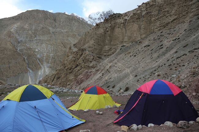 3日目のキャンプ。<br />中央に歩いて来た道が見える。