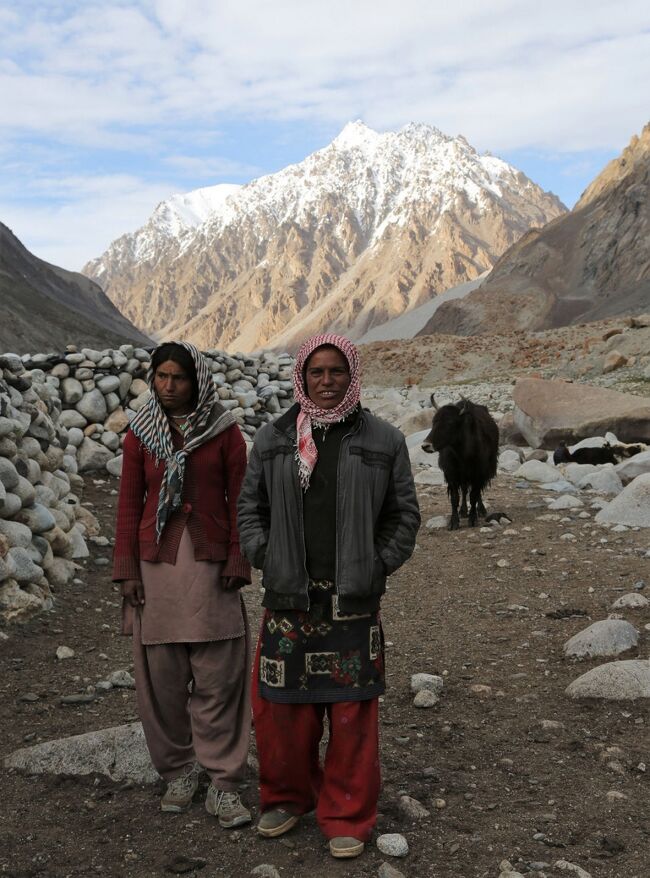 既に待機してる遊牧民も。<br />後ろのヤクがいい味出してるね。