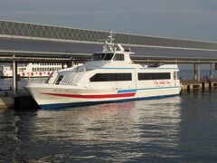 8：20　今日は「高松港」からジェット船で小豆島に向かいます。
8：55　「土庄港（とのしょうこう）」着。片道1,190円