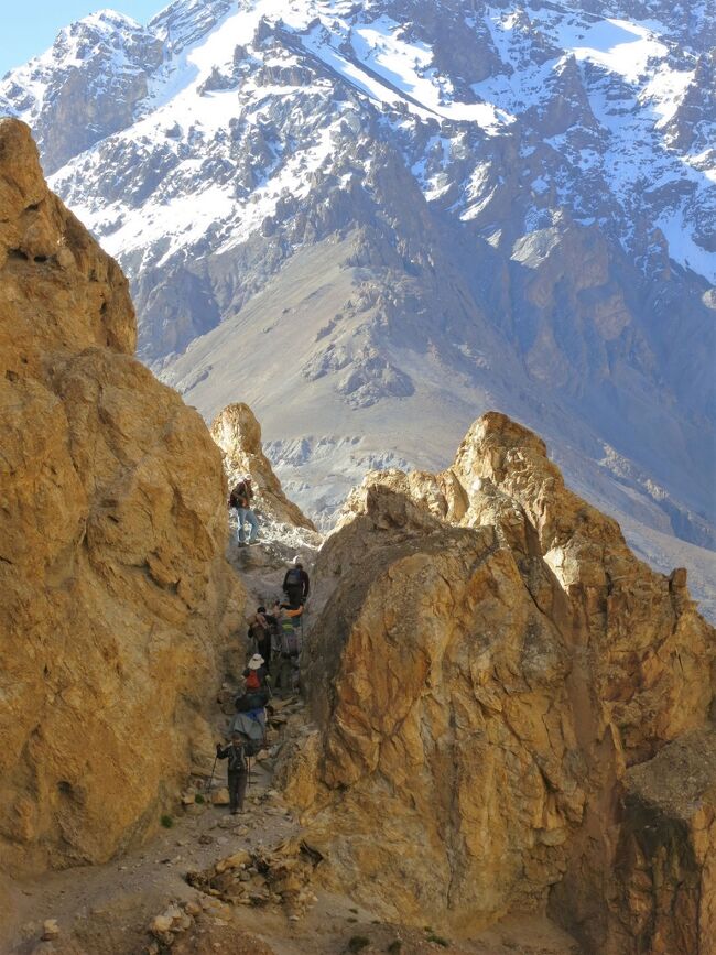 この前年のツアーでは、女性参加者が足を骨折してしまったのだが、その原因がヤクにあったのか、山事故だったのかは定かではない。<br /><br />実はこの女性、その時に村人に心配を掛けてしまったので、「元気な姿を見て貰おう」と今年のツアーにも参加したという強者！　<br />