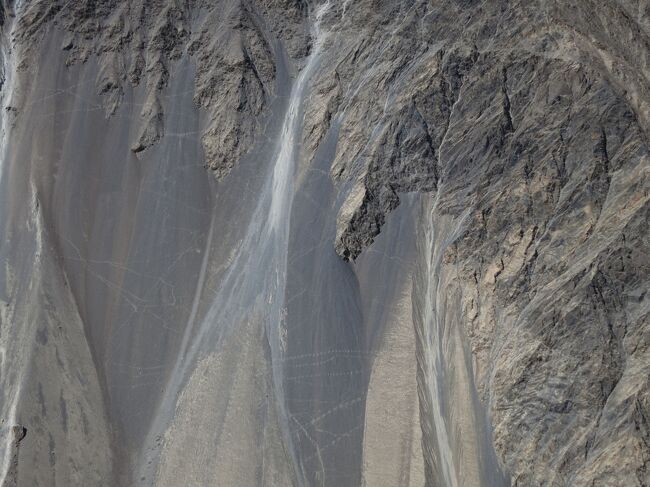 垂直に見える崖には、アイベックスだったかな？の足跡が・・・！<br />