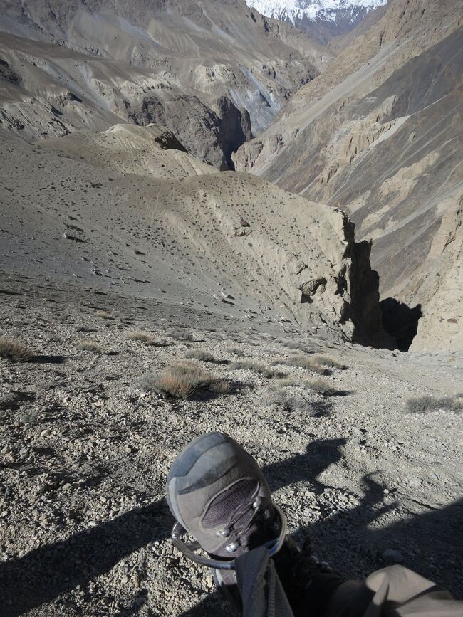 ヤクトレッキングは続く。<br />谷側を見るとこんな感じ・・・間違っても谷側に落ちるなよ～。