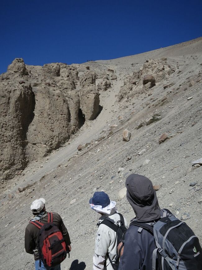 左の稜線に先発隊が見えるかな？