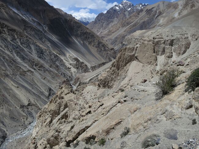 何処に道があるか分かるかな？<br />小さく人間も写ってるけど。