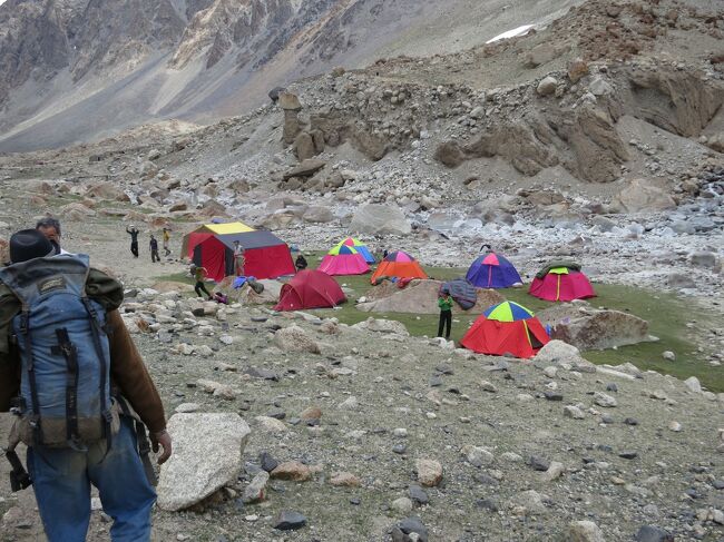 ちょっと離れたところがキャンプ。