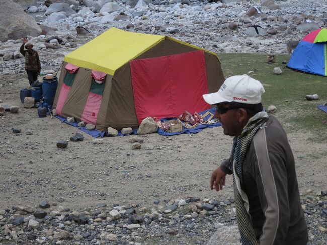 お、キッチンテントの脇に肉があるで。