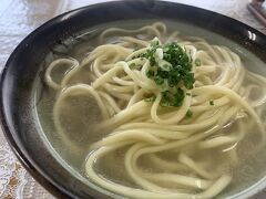 お昼に食べた、宮古そば。
具材が麺の下に隠れています
大と小は１００円違い・これは小で４５０円