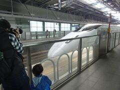 　午前１０時に久留米駅に集合。まずは新幹線で、博多へと移動します。こんな短い距離の移動にも気軽に指定席を使えるのが、ありがたいです。
　「みんなの九州きっぷ」は北部九州２日間乗り放題で5,000円、指定席も６回まで利用ＯＫ。我が子は２歳、同期の子も３歳なのできっぷは不要ですが、席を抑えたいので子ども用を購入しました。その子ども用が1,000円と、また安いんだ。
