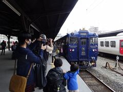 　門司港駅に到着。「かわせみやませみ」の前からは、写真を撮るギャラリーが途切れません。