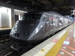 　博多からは、長崎行きの特急「かもめ」にちょっことだけ乗車しました。さきほどの「３６ぷらす３」の改造タネ車である、７８７系電車です。