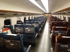 　新鳥栖で新幹線に乗り換え、久留米へ。こんな短区間で気軽に新幹線を使えるのも、乗り放題きっぷのうまみです。
　大阪からの直通列車にしては空いてて大助かりだったけど、ものの数分では座るだけ手間で、デッキで過ごしました。
