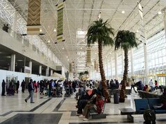 アディスアベバのボレ国際空港に到着して先ずは現地通貨を入手すべくATMへ。
無事現金を入手したものの今度はカードがATMの中に引っ掛かって出てこない!!( ; ﾛ)ﾟ ﾟ

四苦八苦してなんとか取り出したけどちょいと肝を冷やした一瞬。