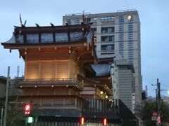 東京では親しまれている水天宮は、地下鉄半蔵門線の水天宮前駅を出た直ぐの場所にある。他の水天宮と同様に、安産祈願の場所として知られている。都心のビルに囲まれた場所に立派な建物があることに大変驚かされる。