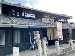 城を出て

外堀近くの蕎麦屋へ