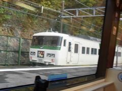 １８５系電車は来春に引退します。

東京駅12：00発踊り子号とは蓮台寺駅ですれ違い。