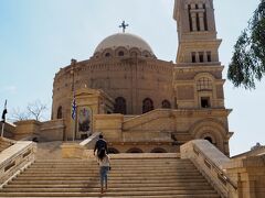 こちらはギリシャ正教会の大聖堂。
