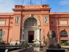 エジプト考古学博物館（200LE）
一階からじっくり見ていたら、時間切れでガードマンに追い出された・・・まだ黄金のマスクも見ていないのに！

・・・では、総工費の約半額を日本が円借款しているという、大エジプト博物館が開館したらまた来るか・・・やれやれ。