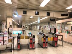 京都・下京区大坂町「五条」駅

京都市営地下鉄烏丸線「五条」駅の改札口の写真。

JR京都駅烏丸中央口の「バスチケットセンター」で
地下鉄・バス一日券（900円）を購入したので、今日一日
地下鉄烏丸線、地下鉄東西線、市バス全線、京都バス（一部路線除く）、
京阪バス（一部路線除く）が乗り放題です。

昼間、祇園・東山・清水エリアに行き歩き疲れたので、『東寺』の
最寄り駅の「東寺」まで行こうかと思いましたが、
近鉄は一日券は対象外のため「京都」駅から歩きます。

京都市営地下鉄烏丸線急行・近鉄奈良行に乗って「京都」駅で下車し、
近鉄京都線急行・橿原神宮前行に乗り換えて「東寺」駅まで行くと
約20分です。しかし『東寺』の最寄り駅「東寺」駅から歩いた場合も
約10分かかるので「京都」駅から約15分歩くことにしました。
ちなみに「五条」駅から「京都」駅までは220円ですが、
近鉄に乗り換えて「東寺」駅まで行くと380円かかります。

帰りも「京都」駅から「五条」駅まで帰ってくるので、今日の交通費は
昼間に京都市バスに乗った230円+230円、今から地下鉄に乗って
220円+220円でトータル　900円でした。
あれ？一日乗車券と同じ金額だったので買う必要はなかったかも（苦笑）
交通系ICカードのSuicaやPASMOをタッチしても乗車できるので、
翌日は購入しません (-ω-)/