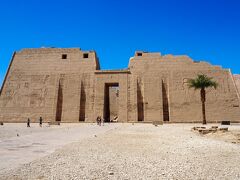 第一塔門
ラムセス3世の葬祭殿は、近くにあるラムセス2世の葬祭殿「ラムセウム」に近似した造りになっている。