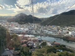 下田ロープウエイに乗車。
下田の街を見下ろします。下田駅前から寝姿山自然公園までを結びます。