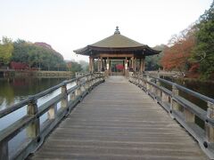 奈良公園内に水をたたえる鷺池に浮かぶ六角形の浮見堂です。池を眺めることができる休憩所にもなっています。池のほとりで若草山から昇る太陽をバックに写真を撮る人たちが見られました。浮見堂と日の出、浮見堂と紅葉など、写真撮影のスポットにもなっているお堂です。
