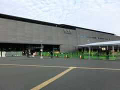 すっきりした建物の、熊本駅に到着。