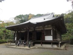 大池の前に並ぶ茶屋を通り過ぎ、旧燈明寺本堂へ行きました。室町時代の建造物で、京都にあった燈明寺から三重塔とともに移築されました。重要文化財に指定されている建物ですが、本堂内に入ることができ、本尊の十一面観音菩薩立像を参拝することができました。訪れた時は、鮮やかな色で描かれた2枚の大きな絵画と、波の音を表現した音楽が流れる絵画展が開かれていました。落ち着きが感じられる建物です。