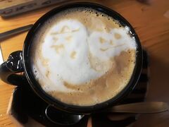 カフェオレはハロウィーンの時期だったのでオバケとパンプキンがラテアートで描かれていました。完成度が高い！