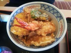 宝徳稲荷参拝のあとは少し早いランチ。
天丼で人気の「しょじょじ」さんへ。

行列のできるお店ですが時間的に早かったので並ばずに食べれました。
