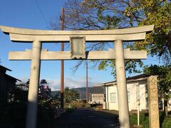 金刀比羅神社というらしい。

鳥居は立派やけど、本堂は参道を通らずとも川沿いの道にあるから、そっちからダイレクトに行ける！