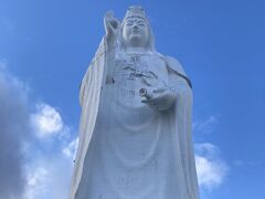 大崎八幡宮参拝後、青葉城址から見えた観音像に来ました。調べてみると真言宗智山派　大観密寺というお寺でした。予定にはなかったのですが、近い事もあり立ち寄る事にしました。来てみると、市街地の高台にありゴルフ場に併設されたような場所にあります。近くにくるまでは、なかなか見えない立地のようです