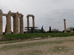 12時40分から、ゼウス神殿を見学しました。とにかくでかいな、という印象を持ちました。

チケットは、アテネの主要な遺跡の共通券(4日有効)を買い、30ユーロ(3,600円)しました。